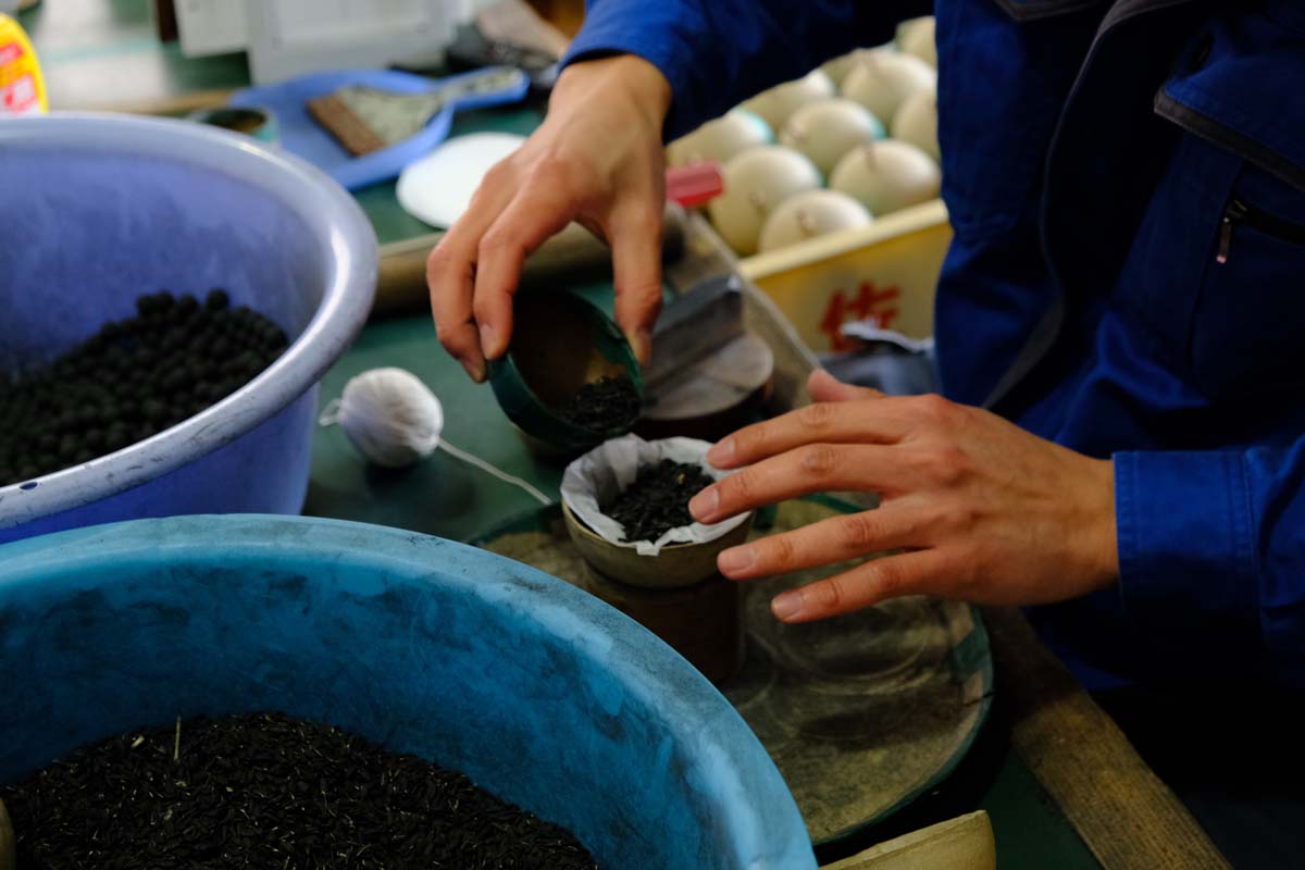 星を紙で仕切り、割火薬を詰める作業。指先の器用さが求められる