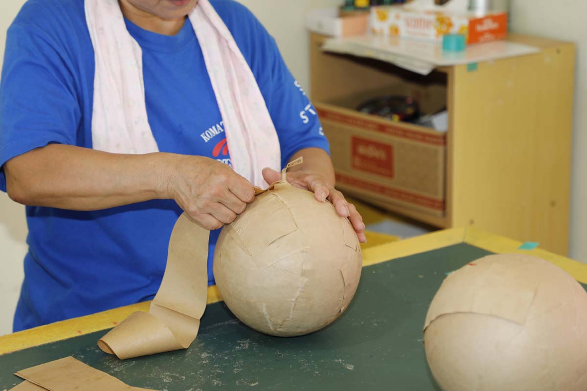 玉貼の様子。紙を重ね、強度を高めていく