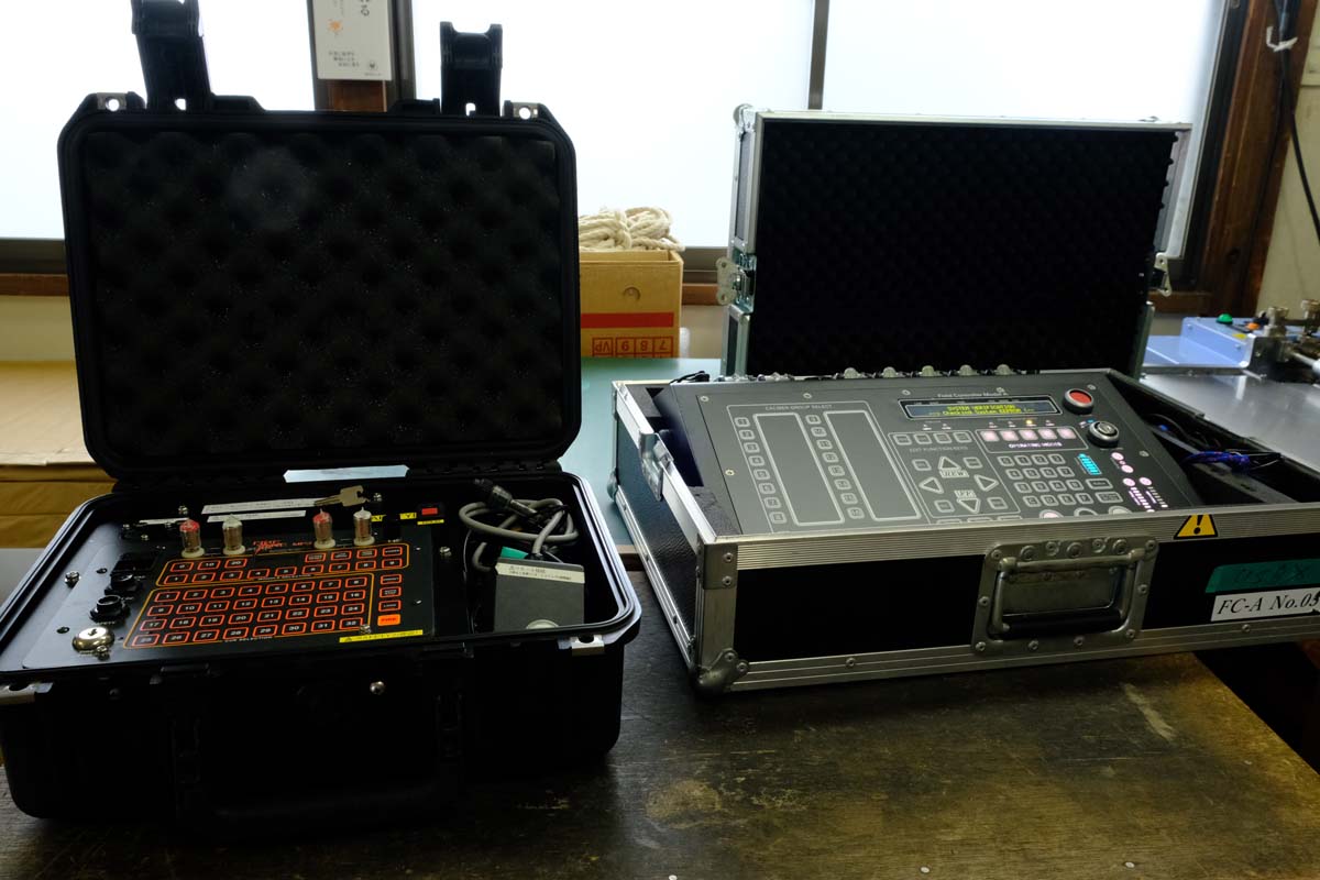 点火システム装置。創造花火など音楽に合わせた細かい調整ができ、ボタンを押して点火する。直接導火線に火をつけて点火する昔ながらの方法は少なくなっている