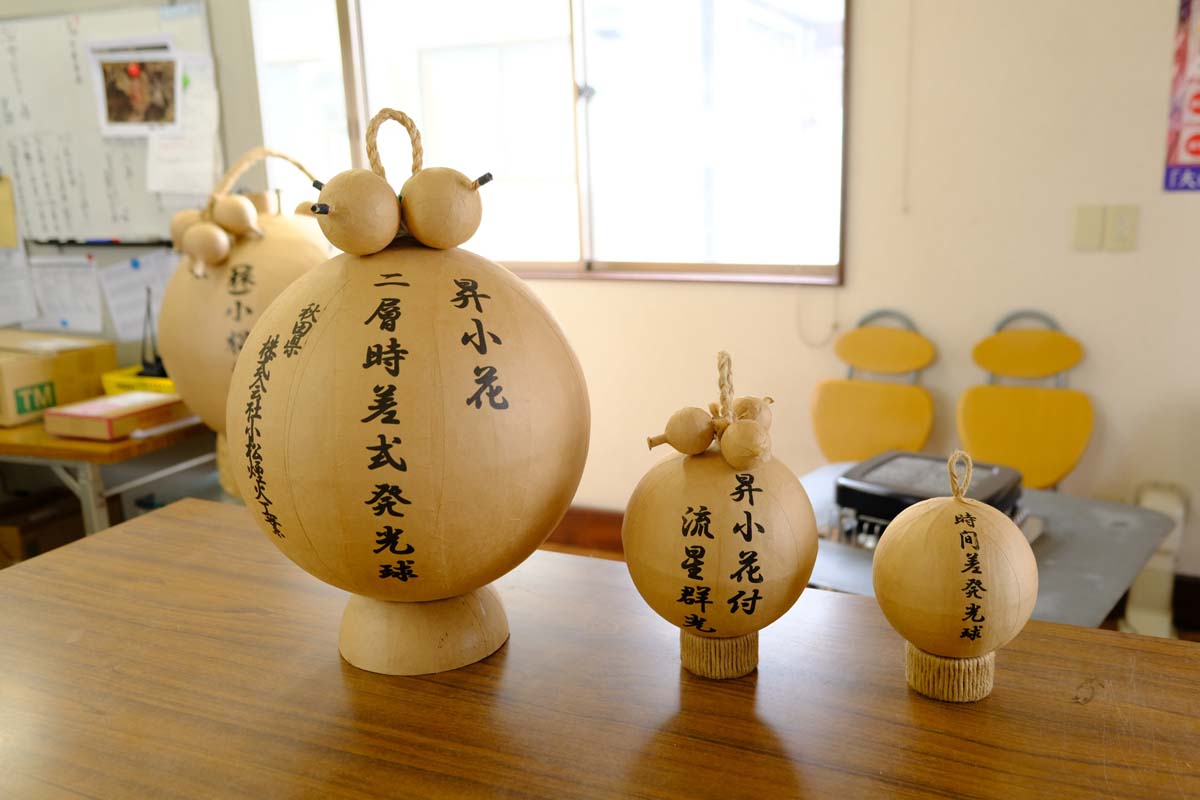 左から10号、5号、4号サイズ。4号の時間差発光球は春の新作コレクションで優勝したも