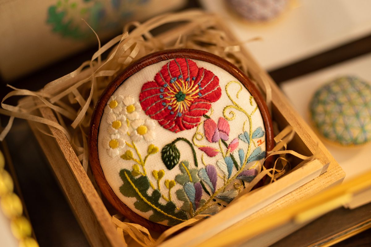 日本刺繍ブローチ12000円