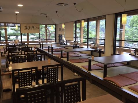 店内の大きな窓から、季節ごとの渡月橋を一望に