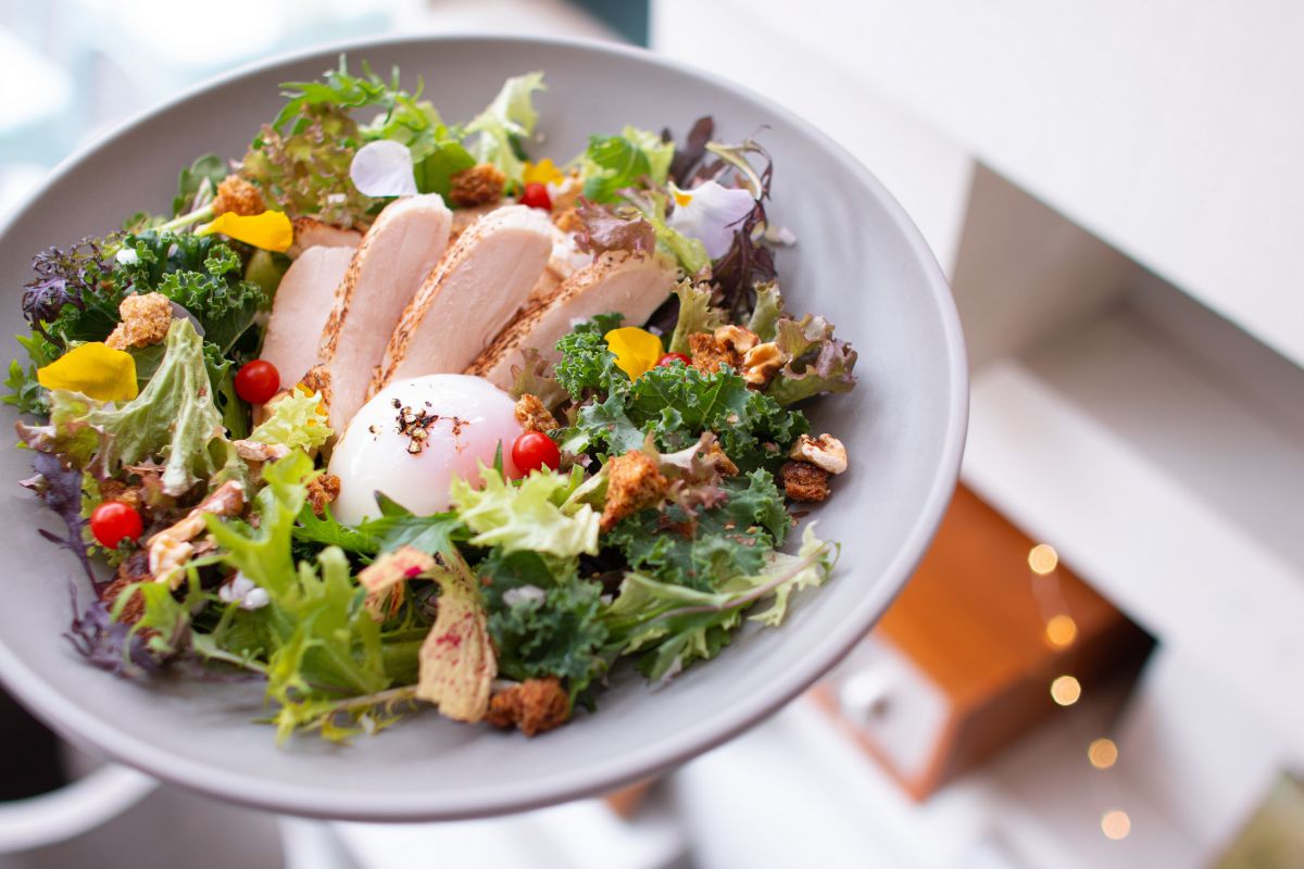 「春野菜とチキンのシーザーサラダボウル」1430円