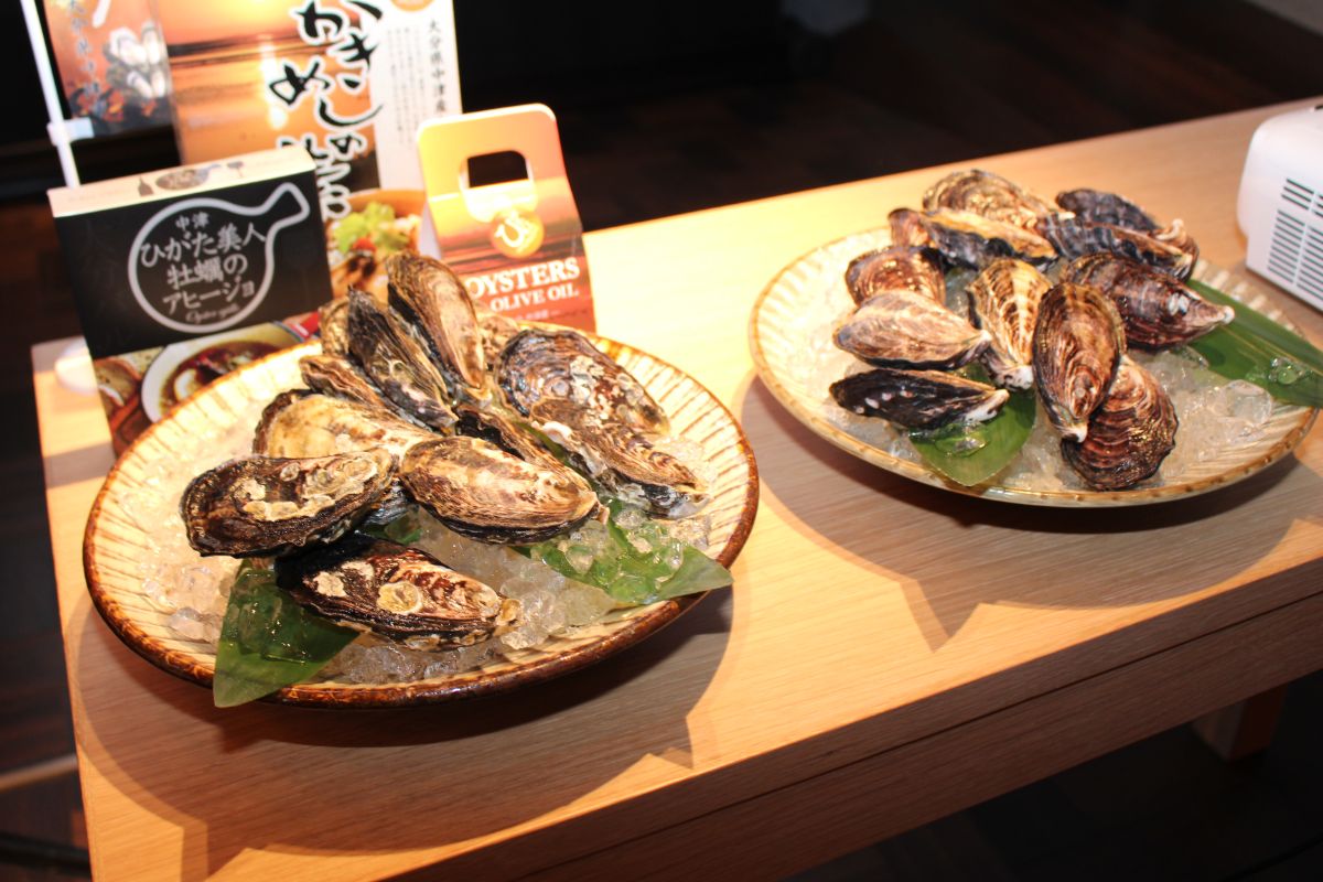 左「ひがた美人」、右「大入島オイスター」
