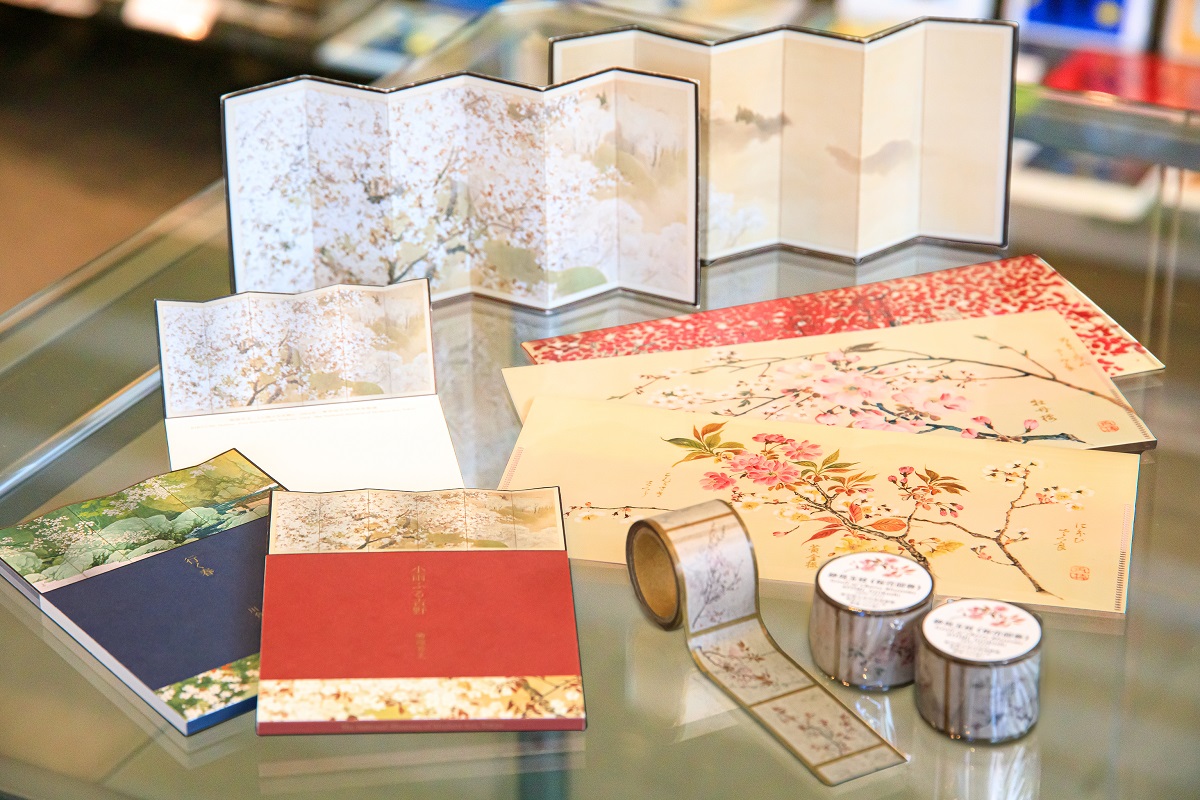 左手前から時計まわりに、屏風メモ帳（各713円）、屏風ポストカード（2枚セット509円）、チケットファイル（各385円）、桜花図巻マスキングテープ（各550円）