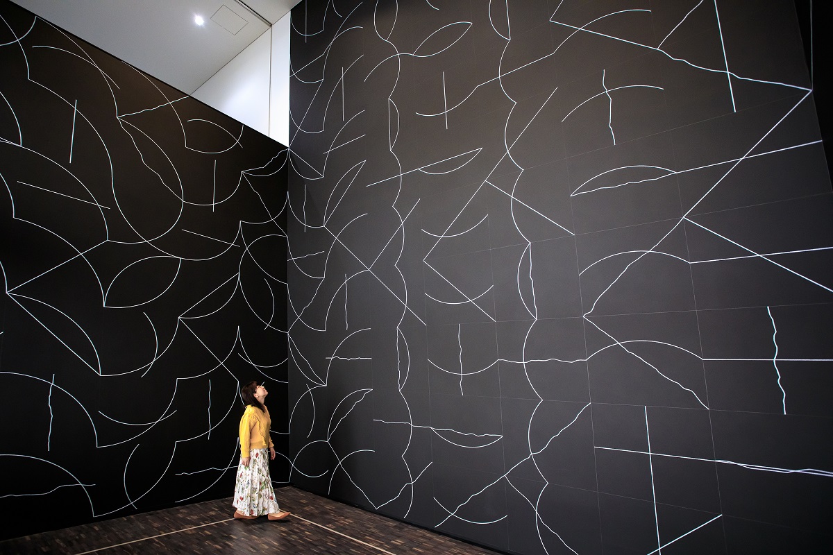 ソル・ルウィット《ウォール・ドローイング#769　黒い壁を覆う幅36インチ（90cm）のグリッド。角や辺から発する円弧、直線、非直線から二種類を体系的に使った組み合わせ全部。》1994年