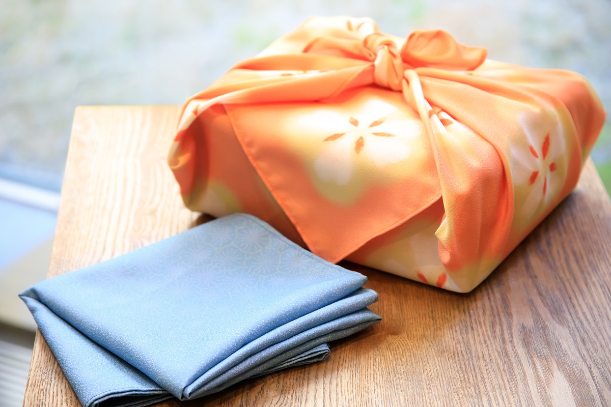 ちりめん風呂敷（各1870円）