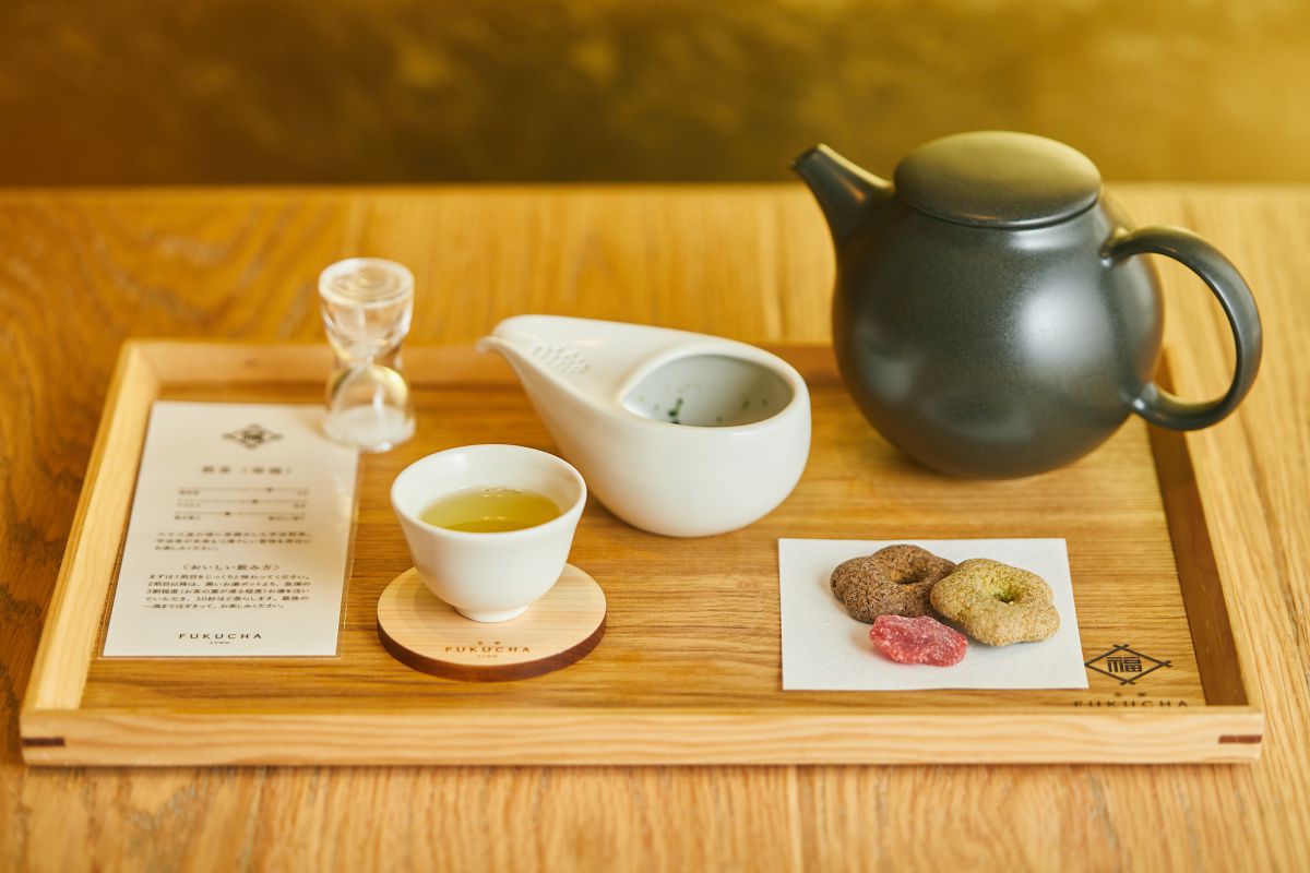 煎茶〈寿福〉茶菓子付き 660円