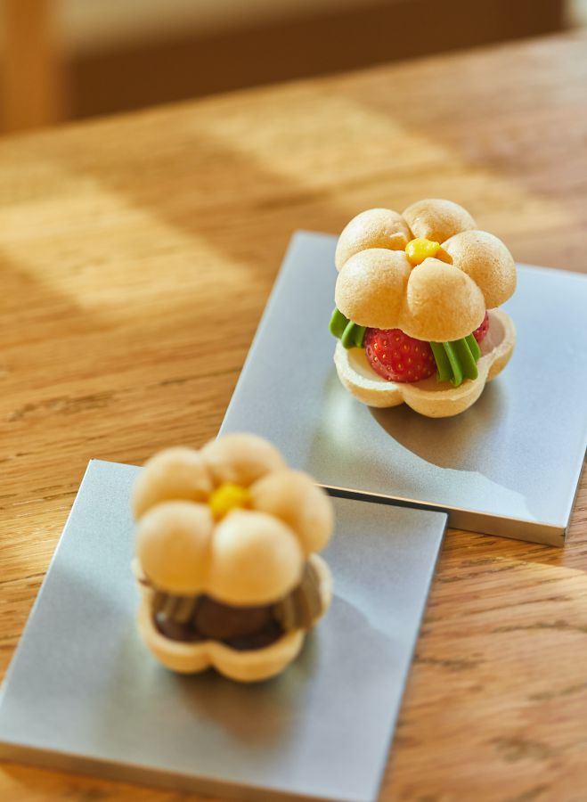 手前）栗ほうじ茶最中385円、奥）苺フラワー最中385円