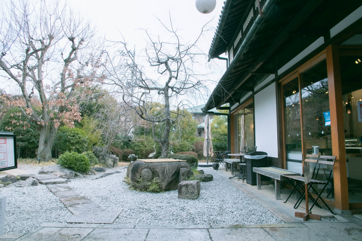 正面入ってすぐにある立派な日本庭園