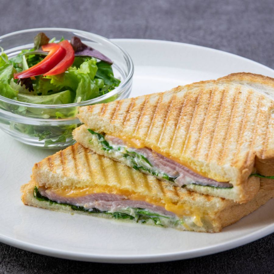 ハムとレッドチェダーのホットサンド680円（ランチタイムはドリンクとサラダがついて880円）