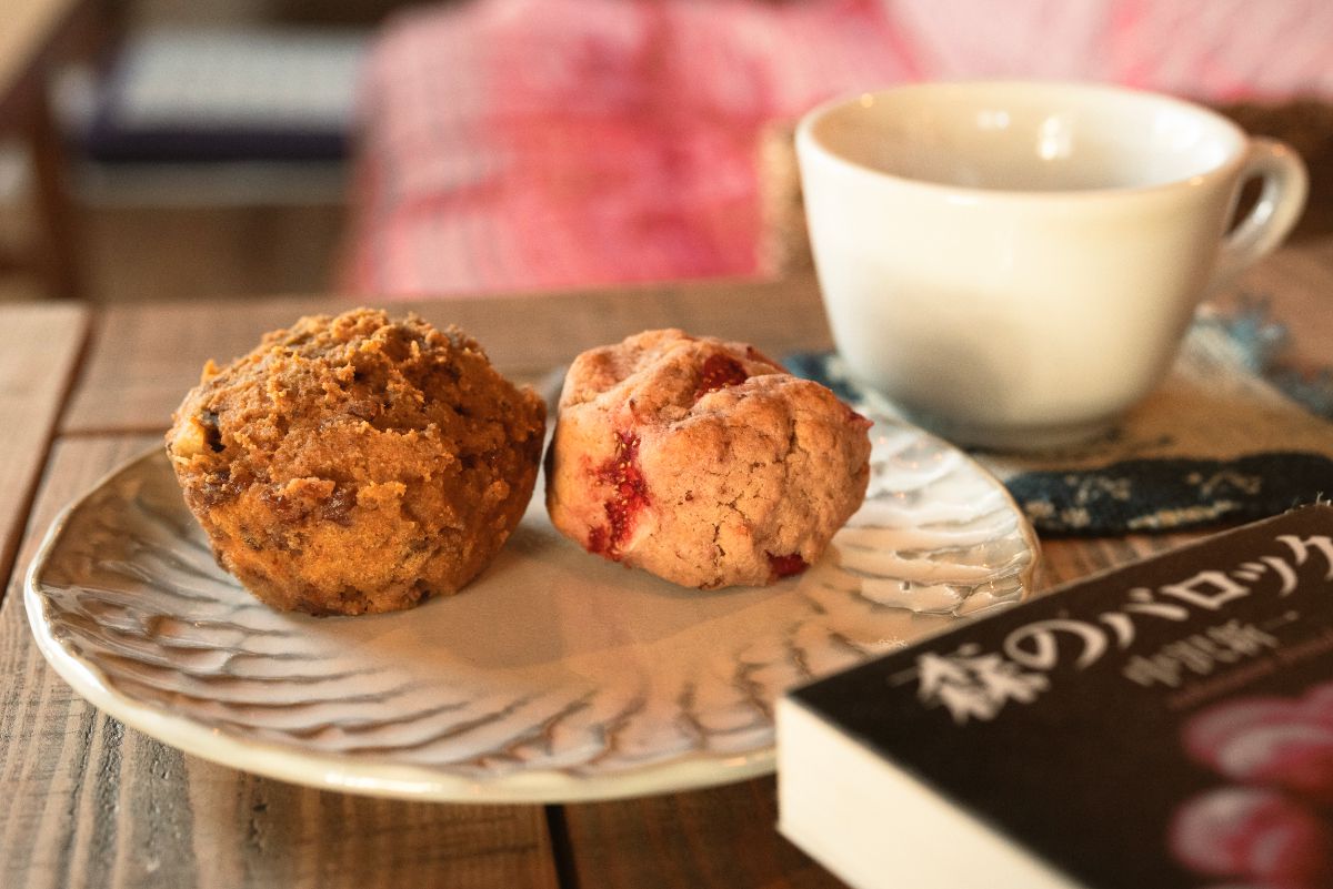 左：自然栽培にんじんのマフィン280円、右：有機いちごのスコーン300円