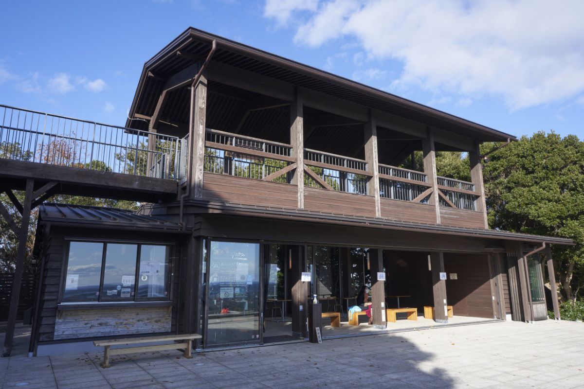 伊勢志摩を一望 横山天空カフェテラス の絶景カフェ ミラドール志摩 へ るるぶ More