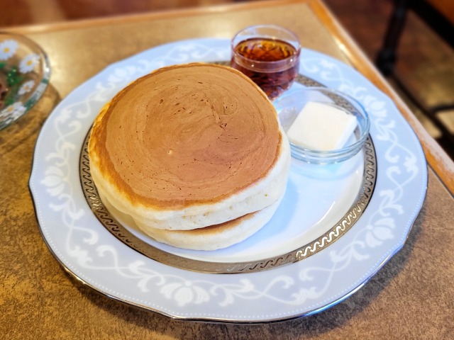 昭和レトロな純喫茶で銅板焼きホットケーキとクリームソーダ
