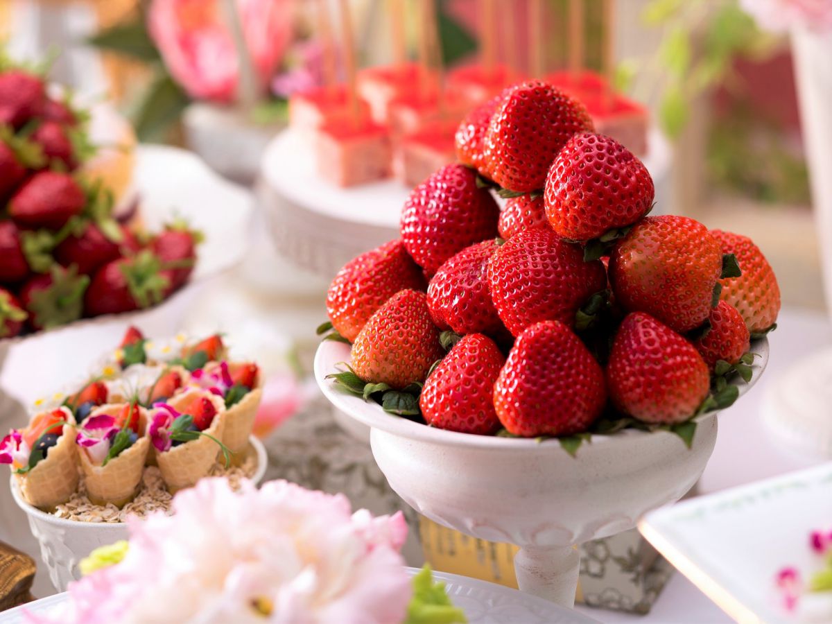 「国産ブランドいちごの食べ比べ」は、全国の名産地から厳選した旬のフレッシュいちご2種を贅沢に（品種は日により異なります）