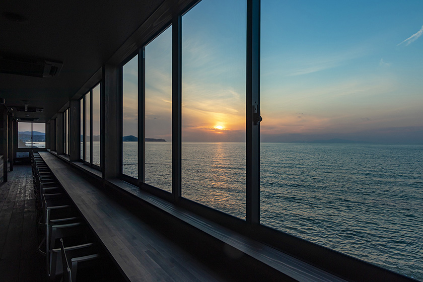 淡路島の西海岸にレストラン＆バー「Long」が誕生。オーシャンビューと異国グルメで心はリゾート気分！