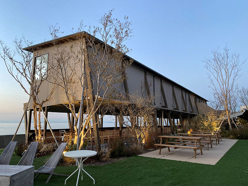 淡路島の西海岸にレストラン＆バー「Long」が誕生。オーシャンビューと異国グルメで心はリゾート気分！