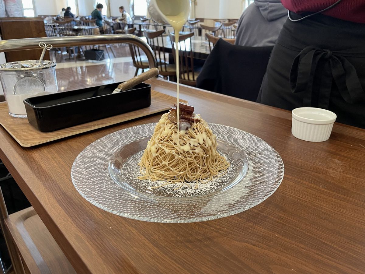 目の前でたっぷりのミルクソースを回しかけてくれる様子にテンションMAX！ 「ふわほろモンブラン～黄金のミルク～」単品1650円、ドリンクセット1870円