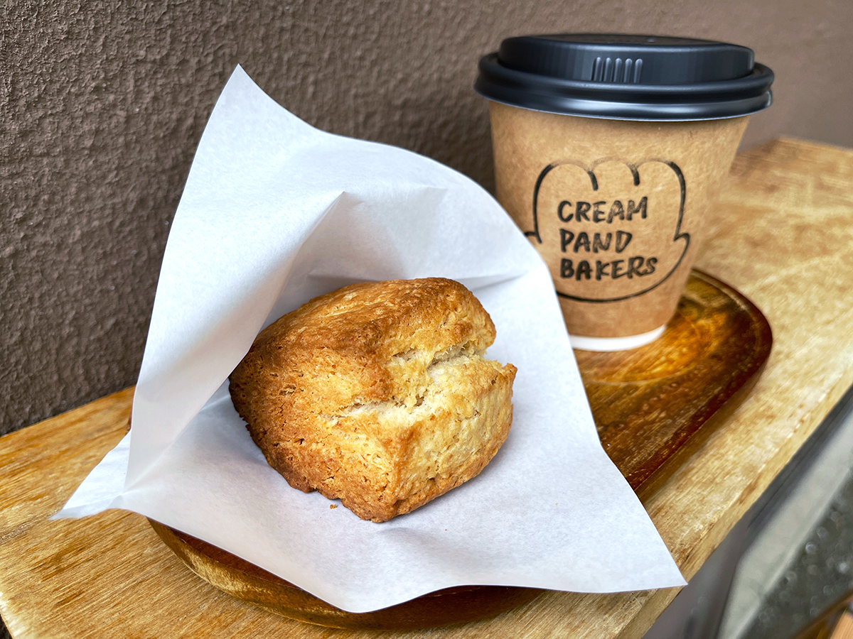 左から「スコーン（プレーン）」250円 「ブラックコーヒー」380円