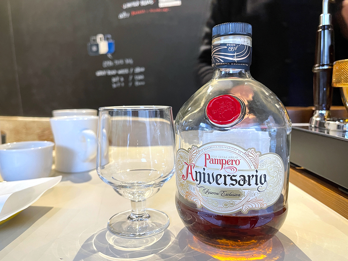 カヌレに使われているラム酒「パンペロ・アニバサリオ」