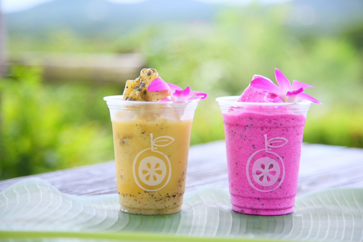 スムージー　パッションフルーツ（左）660円、ドラゴンバナナ（右）770円