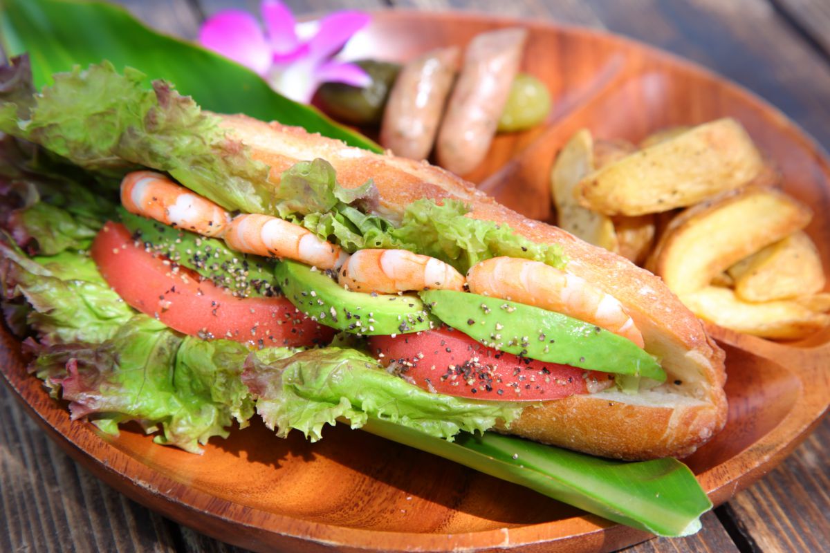 エビとアボカドのバゲットサンド＆バジルポテト＆島野菜ピクルスセット1300円