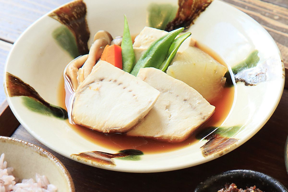 うつわは沖縄の作家物がメイン