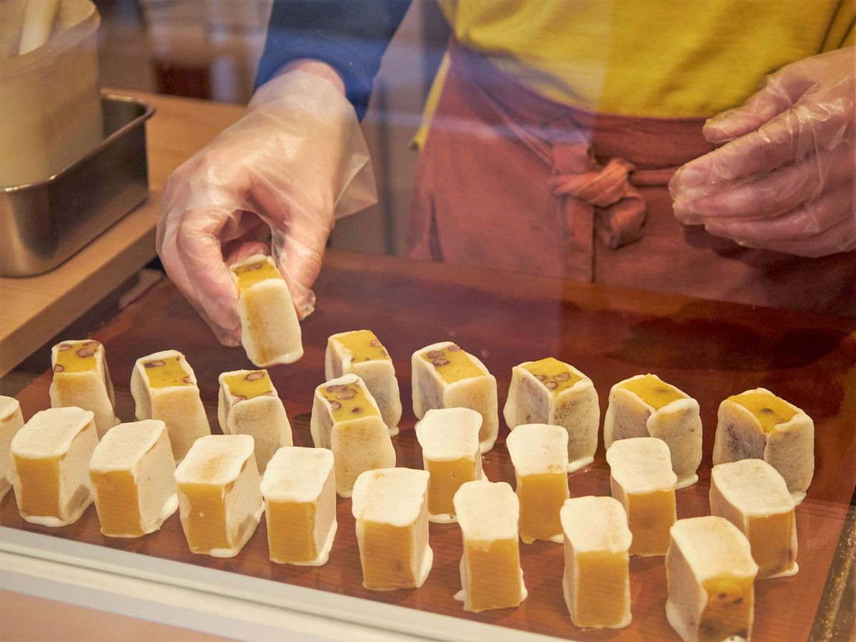 焼いているのは、看板商品の「かぼちゃきんつば」