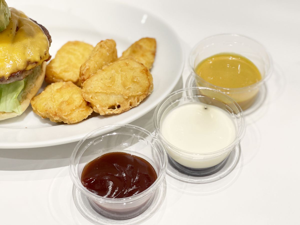 「チキンナゲット（BBQ・てりマヨソース・ハニーマスタード）」330円