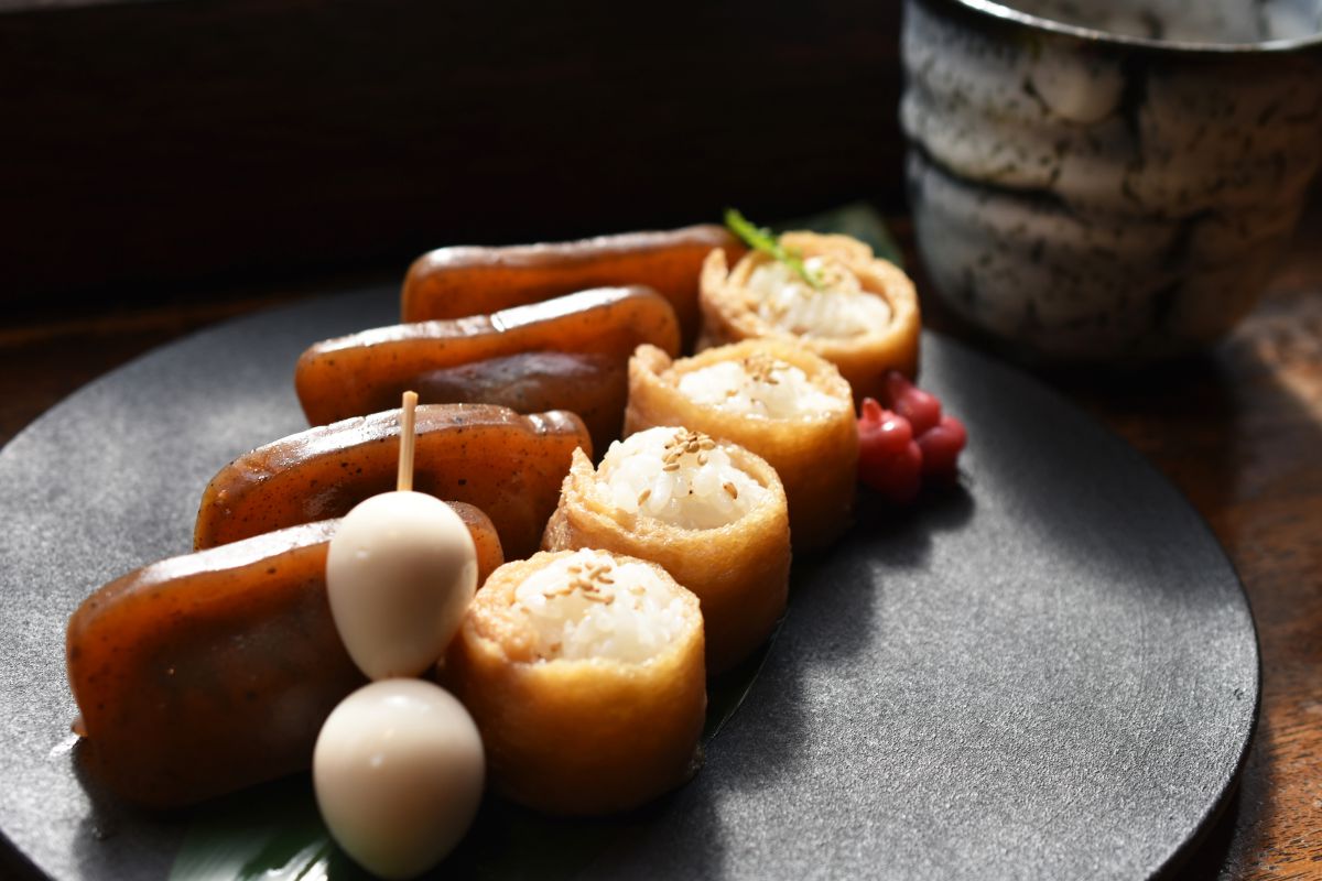 「こんにゃく寿司と南関いなり(こんにゃく寿司・南関いなり 各四貫)万のほうじ茶付き」1700円