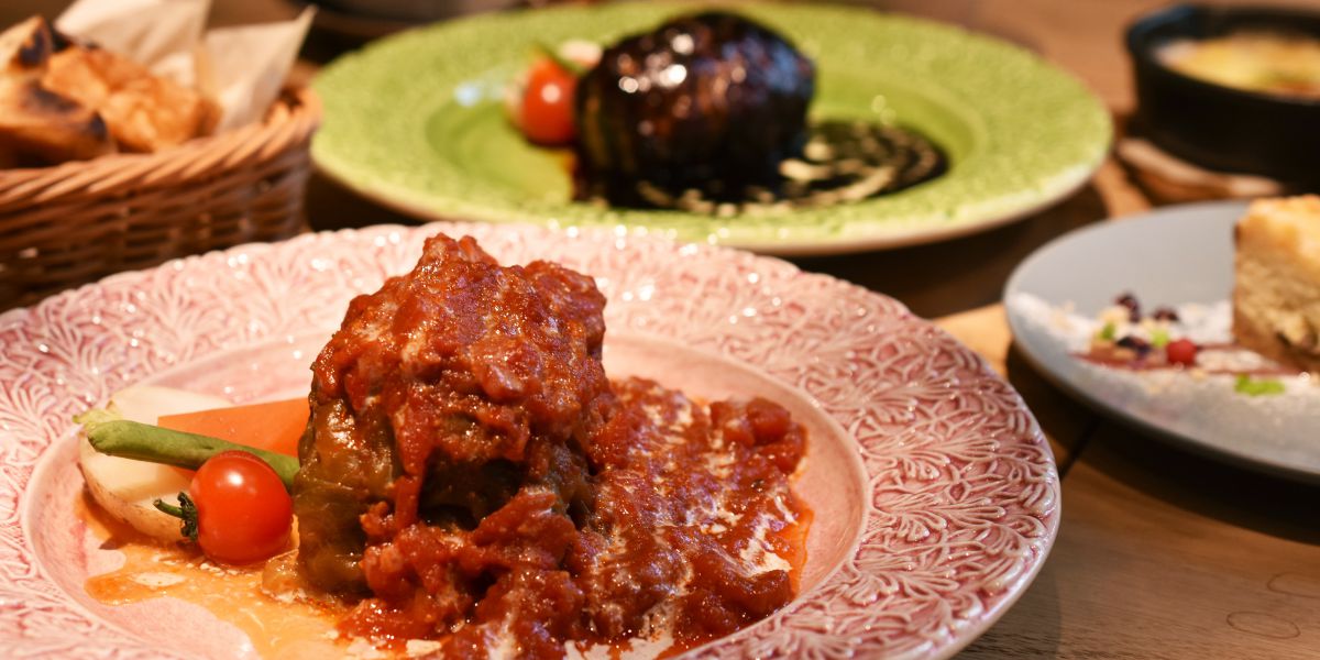 リーズナブルに楽しめるビストロ「Bistro Roven 新宿」｜まるっと大きな飲めるロールキャベツとは？