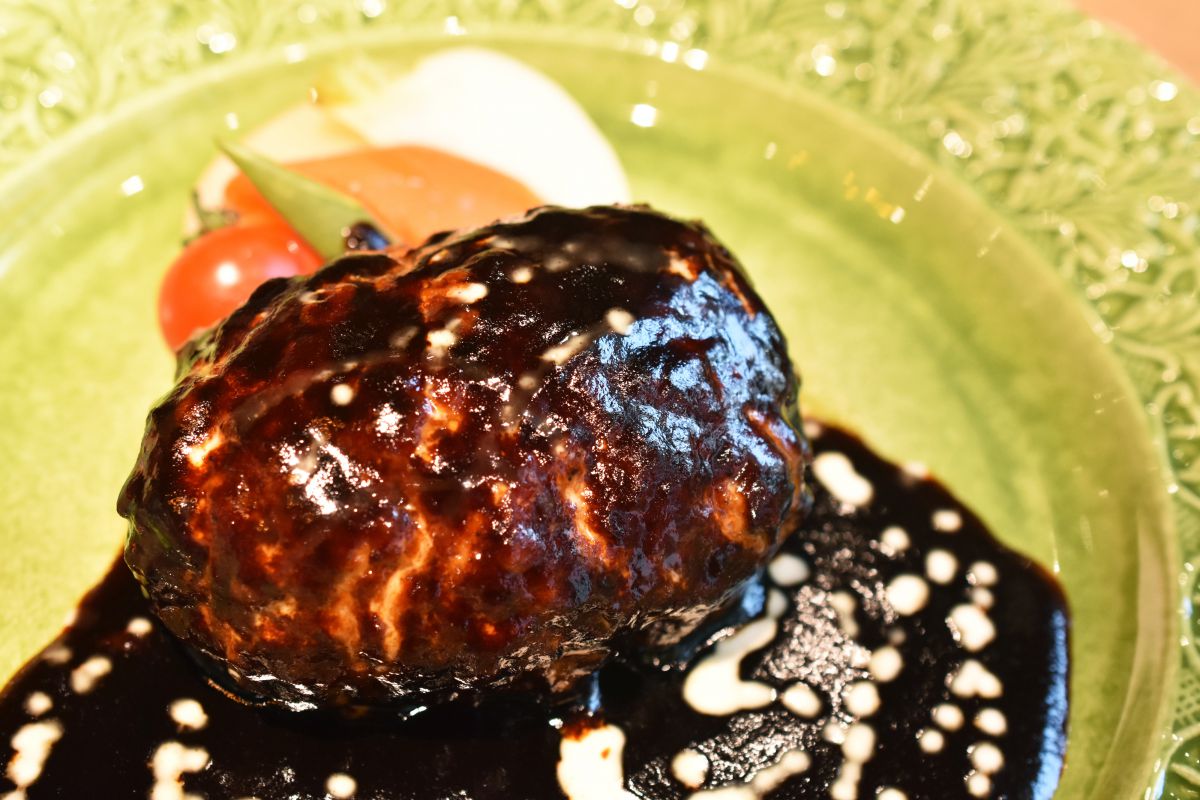 「デミグラスソースのハンバーグステーキ」ディナー：1540円（150g）