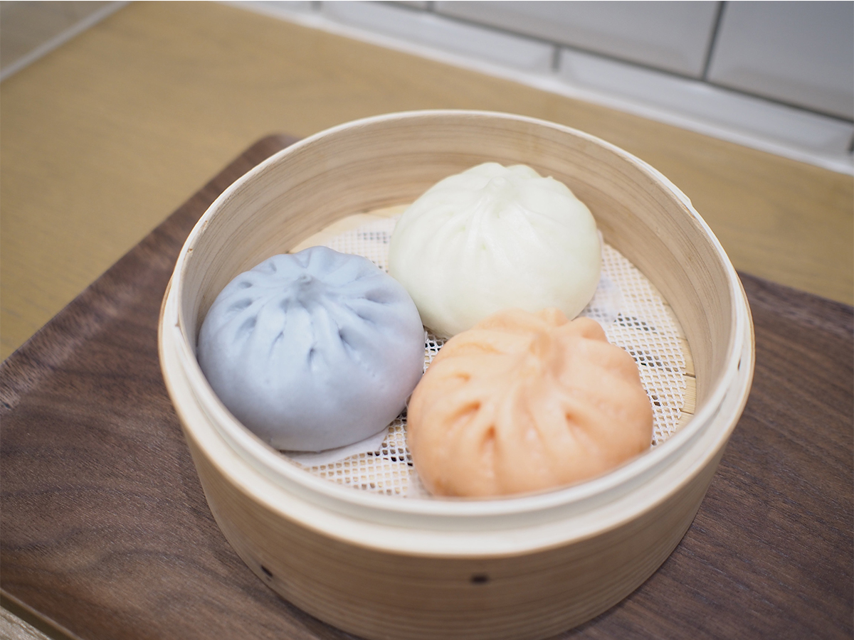 （写真左から時計回り）「006 blue PAO（大学芋まん）」「001 white PAO（豚まん）」「003 pink PAO（ルーローまん）」各238円（イートイン価格）