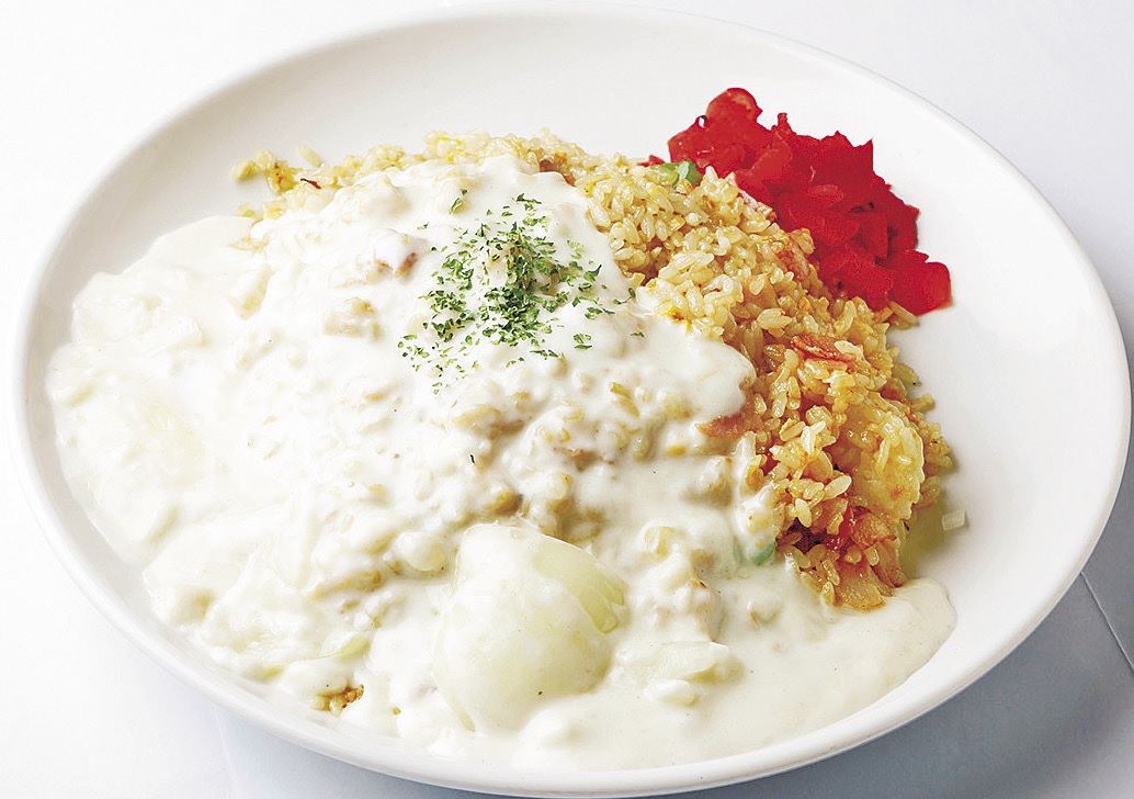 「にんにくピラフホワイトソースがけ」1050円