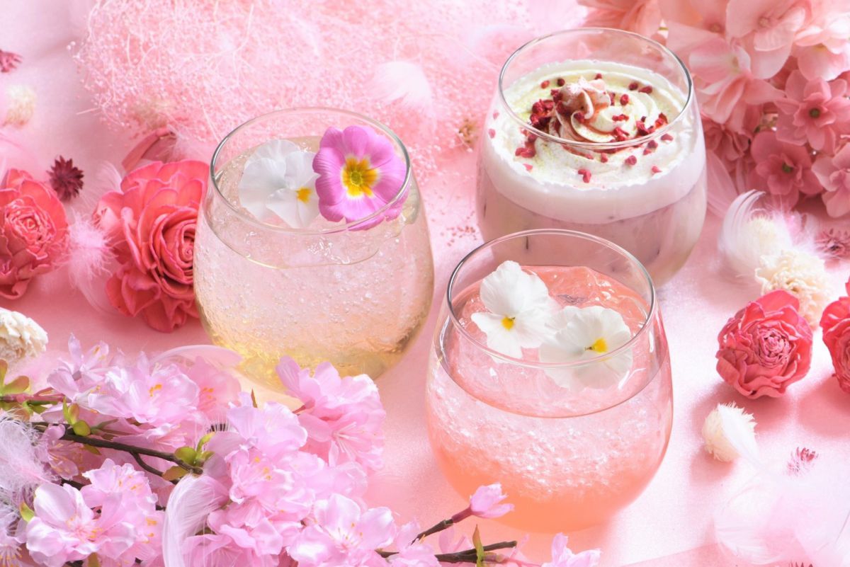 Strawberry green tea 1100円(写真右上)/ Lychee blossom 990円(写真右下)/ Elderflower grape 990円（写真左）