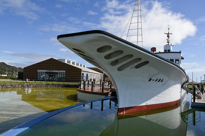 かつて実際に操業していた70ｔクラスの船「第一千倉丸」を展示