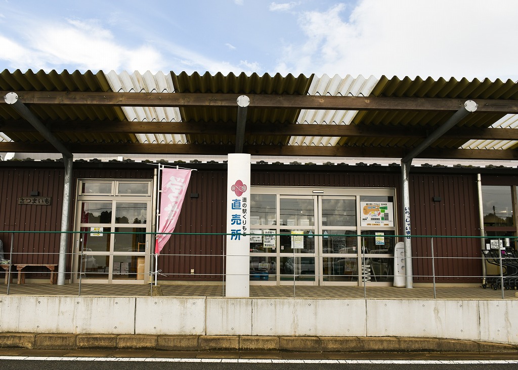 メインの建物。向かって右に全国道の駅物産交流館、左にレストランがある