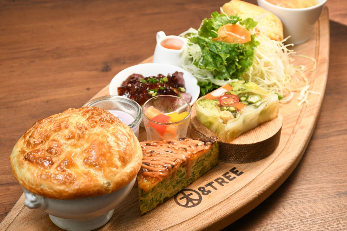 いろどり野菜とビーフシチューポットパイのプレート1800円）※数量限定