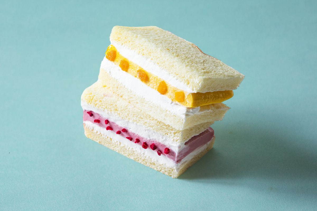 上から「パンナコッタサンド マンゴー」「パンナコッタサンド いちご」テイクアウト・イートイン 各300円