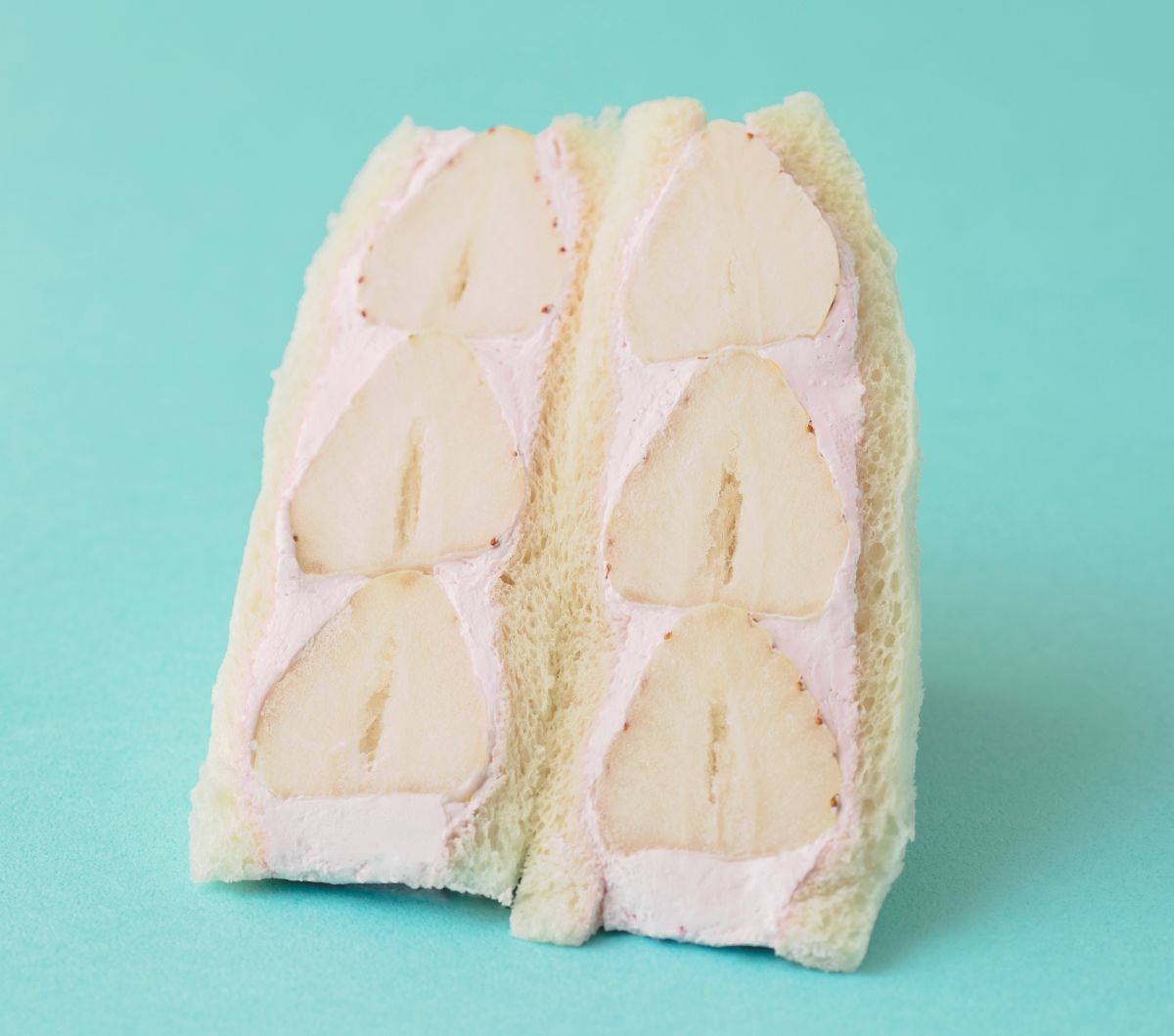 「白いちごのラズベリークリームサンド」テイクアウト 2切入 900円