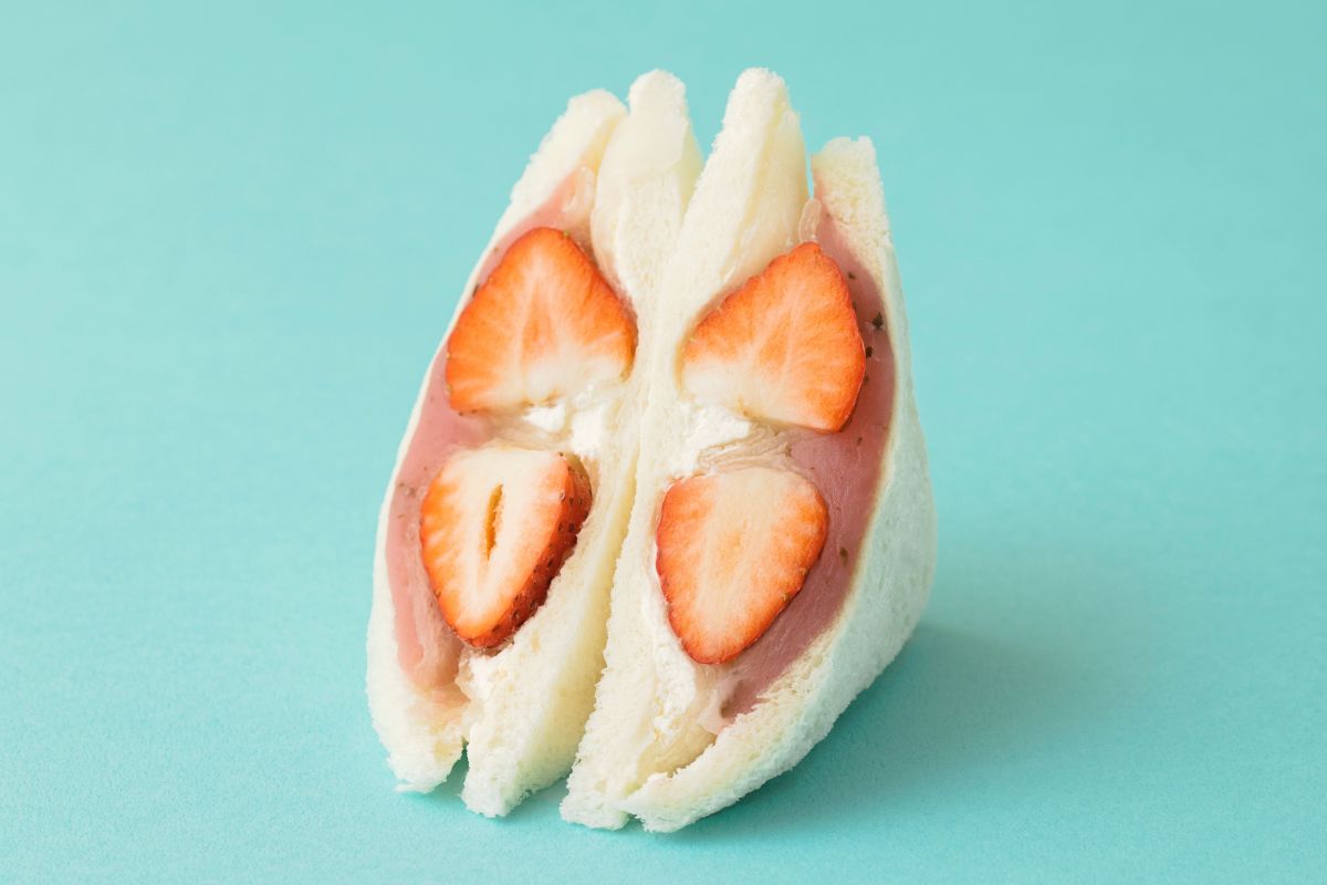 「さくらあん苺大福サンド」テイクアウト 2切入 583円、イートイン594円