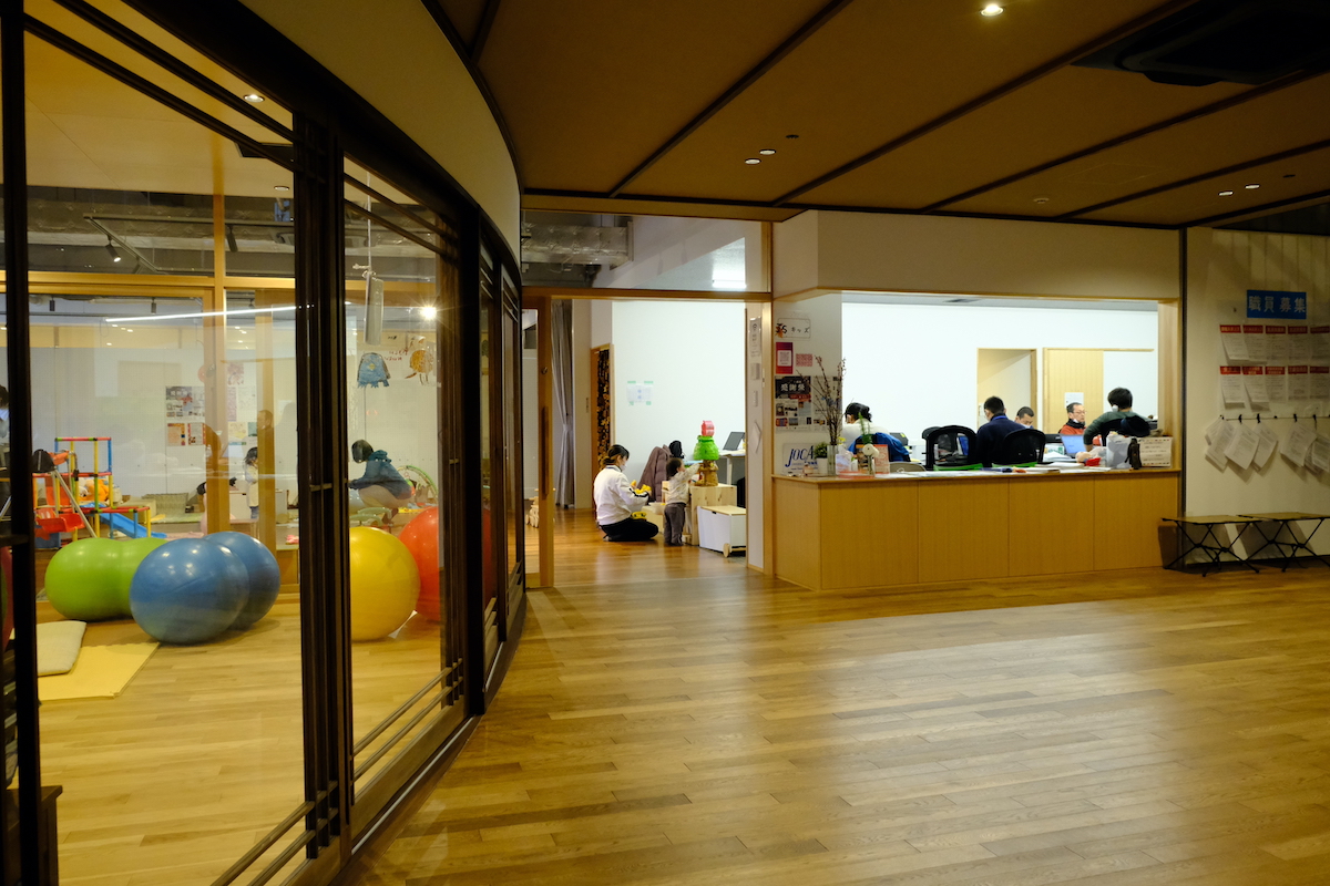 JOCAの職員が働くオフィスの横には子育て支援センターや放課後などにデイサービスで遊ぶ子どもたちも