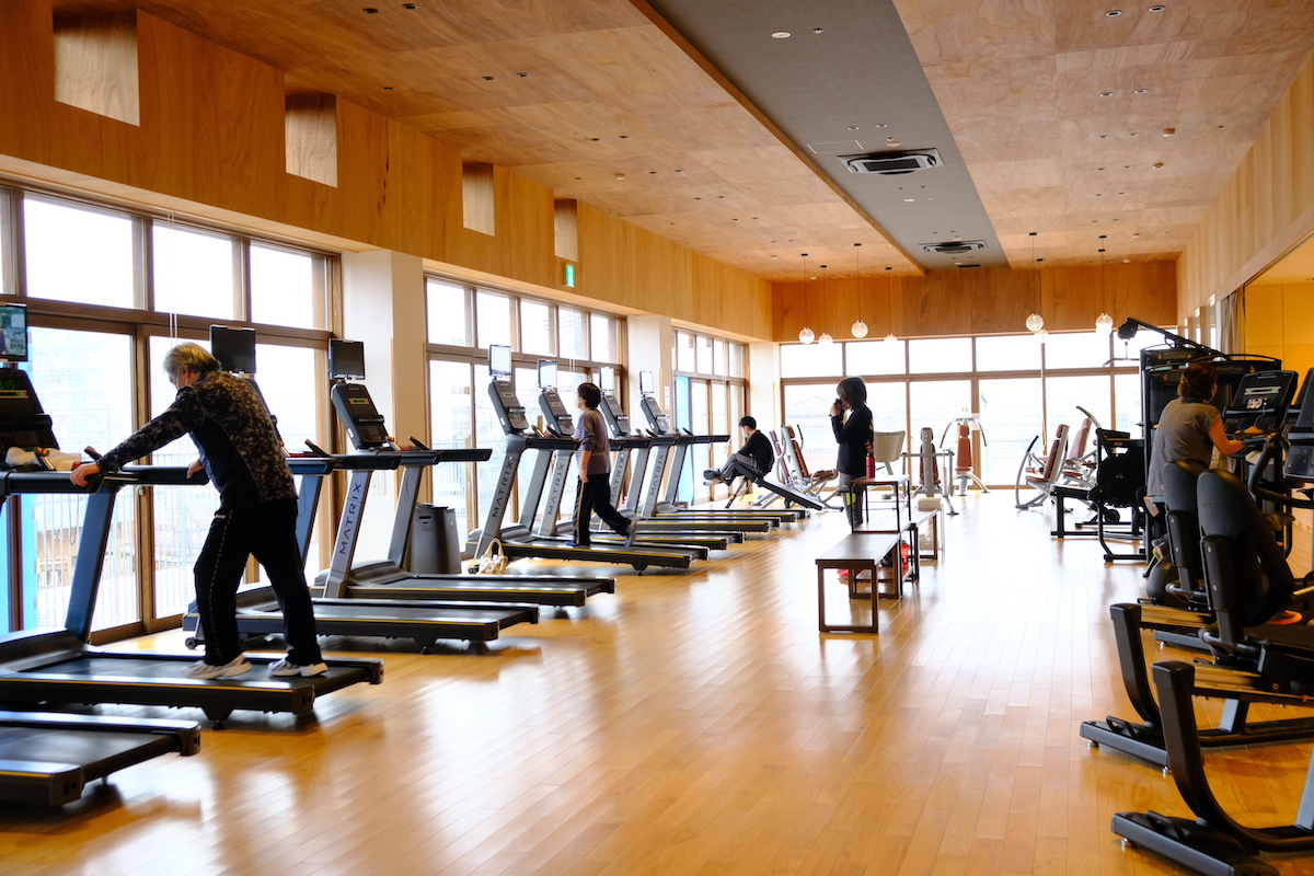 ゴッチャ！ウェルネス岩沼店で体を動かす利用者