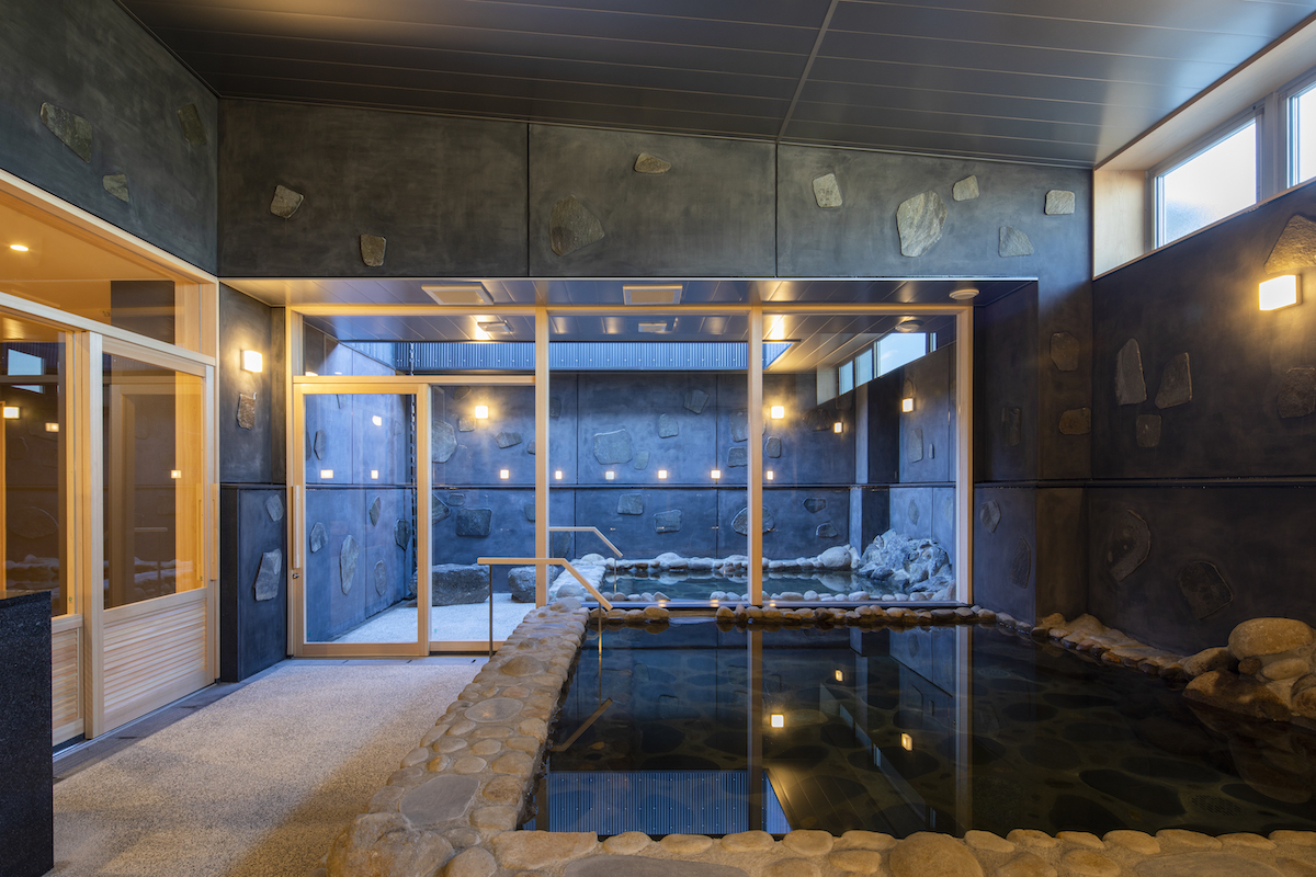 地下1200mまで掘削工事を行い、源泉を掘り当てた亀塚温泉（大人［中学生以上］440円 ）。同料金で予約制の貸切家族風呂(2名以上)もある