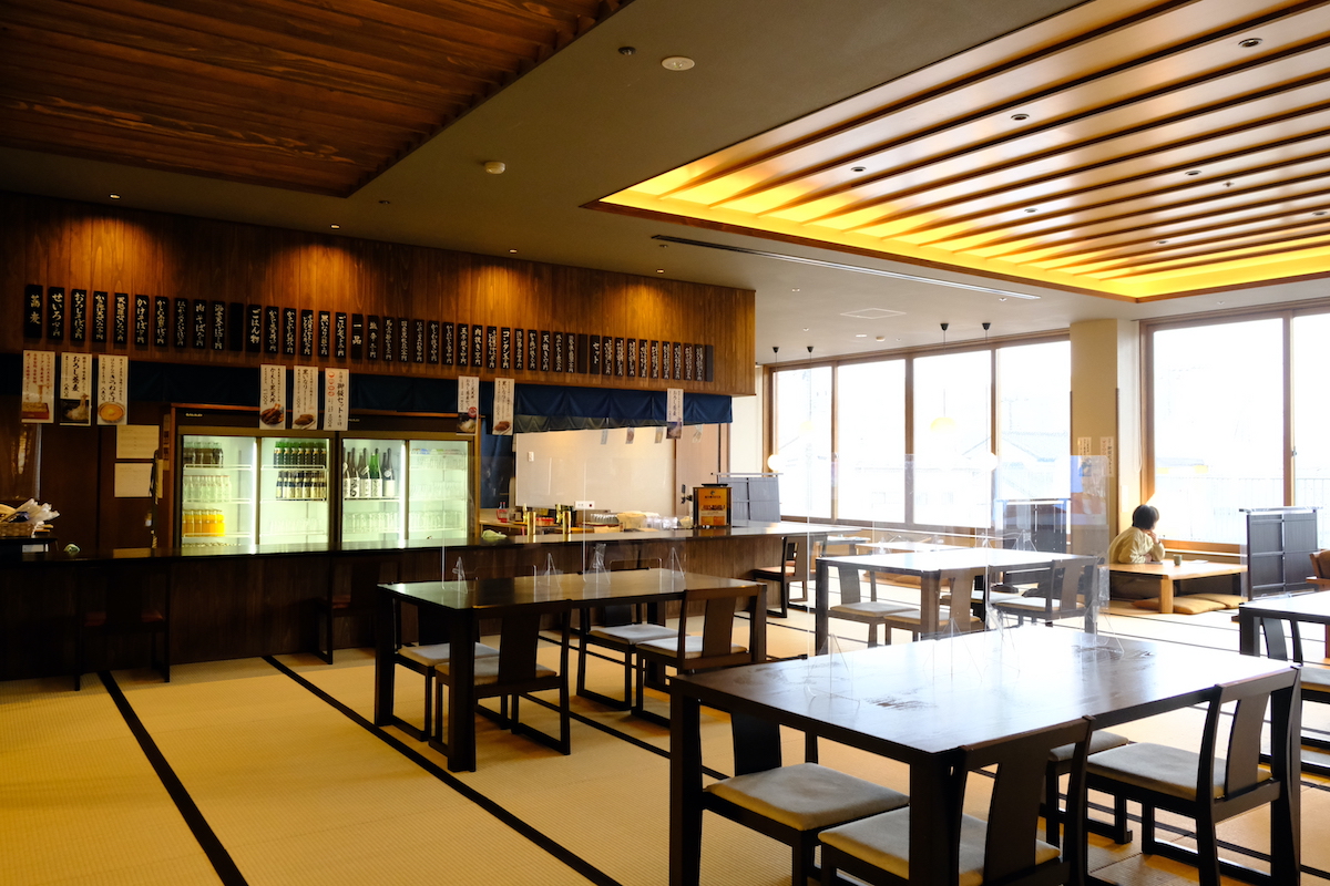 そば処「やぶ亀」は仕切られていないので誰でも気軽に利用しやすい雰囲気