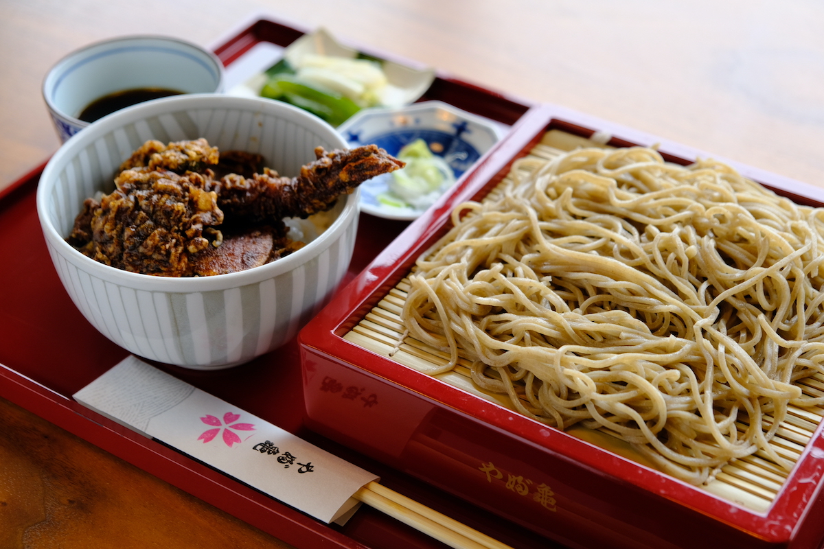 「かえしが自慢！のミニ黒天丼せいろセット」1250円。使用される蕎麦粉はブータンの農家からフェアトレードで輸入している