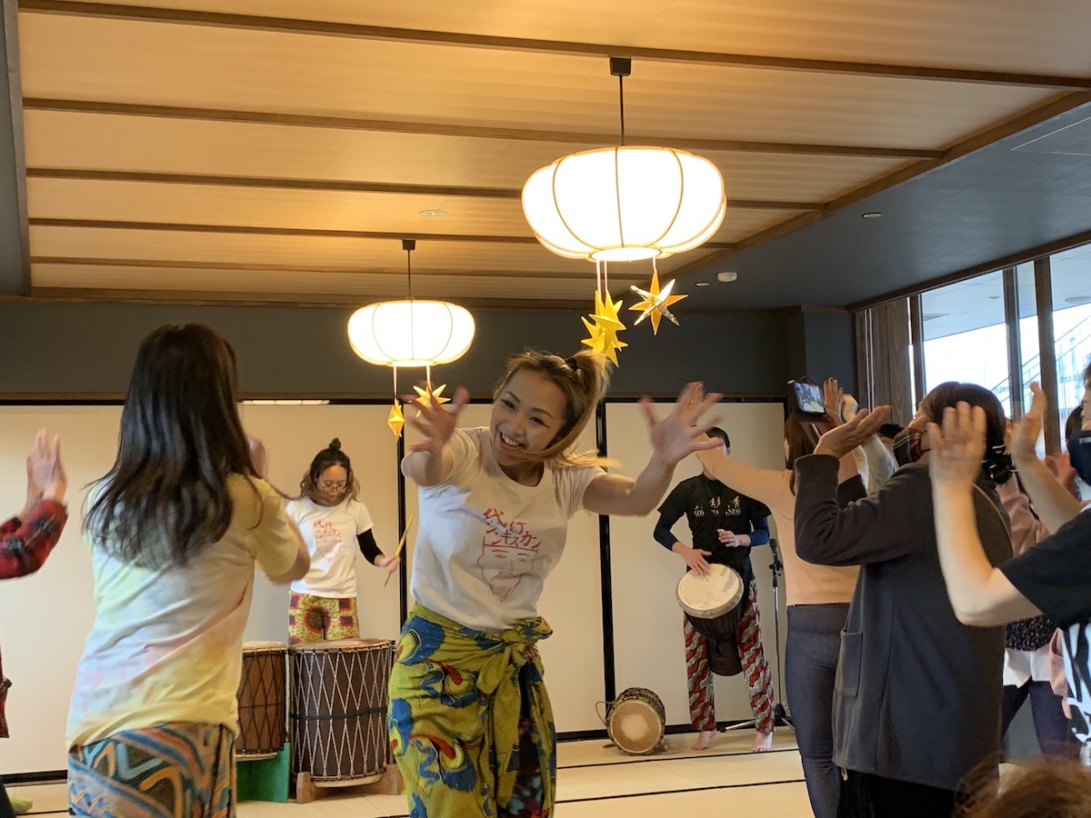 アフリカの太鼓やダンスでみんな一緒に盛り上がった「ございんフェス」の様子