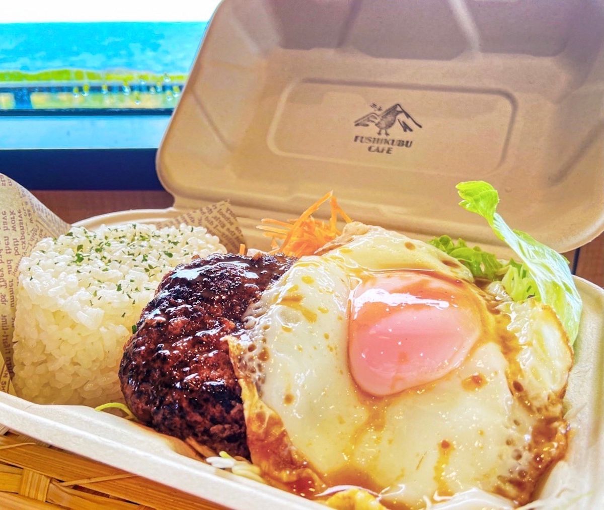 A5ランクの和牛100%のハンバーグを使ったロコモコ1300円。人気No.1のメニューです