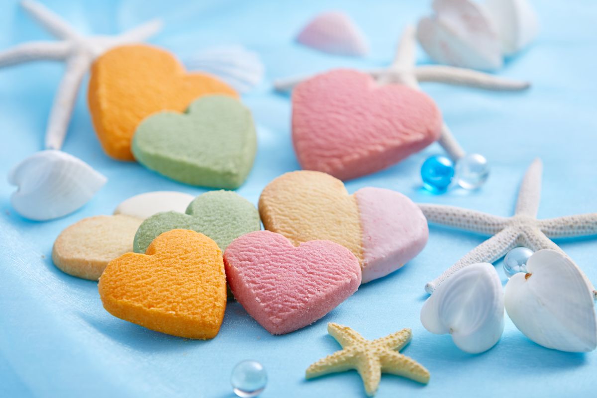 ハーシェルクッキー15枚入り1210円。ハイビスカス、シークヮーサー、タンカン、プレーンの4種類