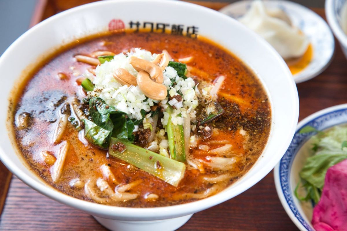 「さば節担々麺セット（本日の一品、サラダ付）」1280円（11時～14時30分LOのランチタイムのみ。夜は単品でさば節担々麺1280円）